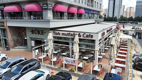 Büke terası ve girişi, gündüz