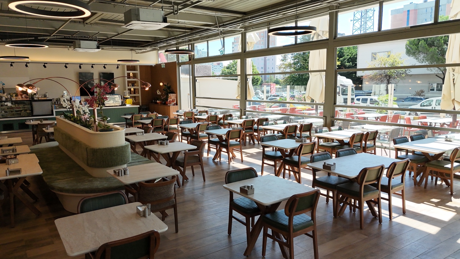 Büke Türk Mutfağı & Cafe salonu, gün ışığında