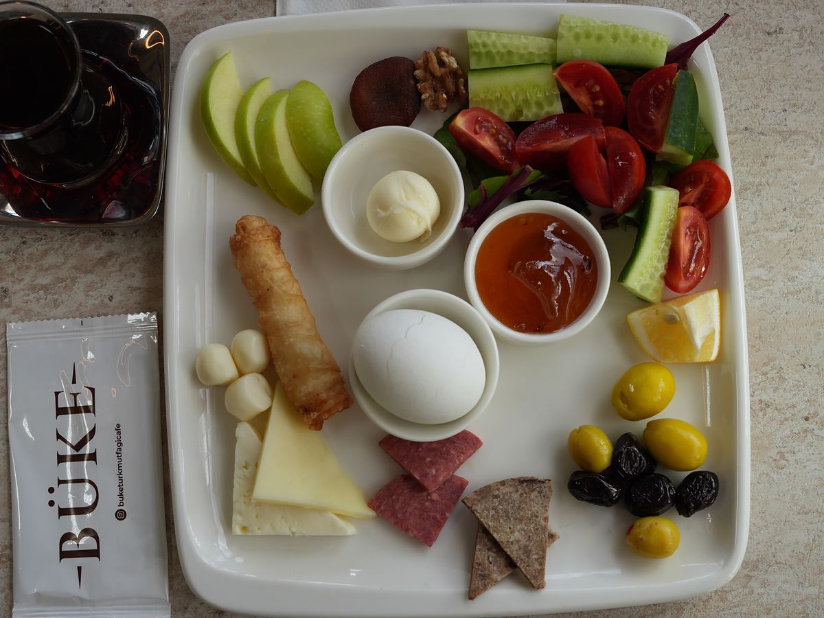 Büke kahvaltı tabağı ve çay