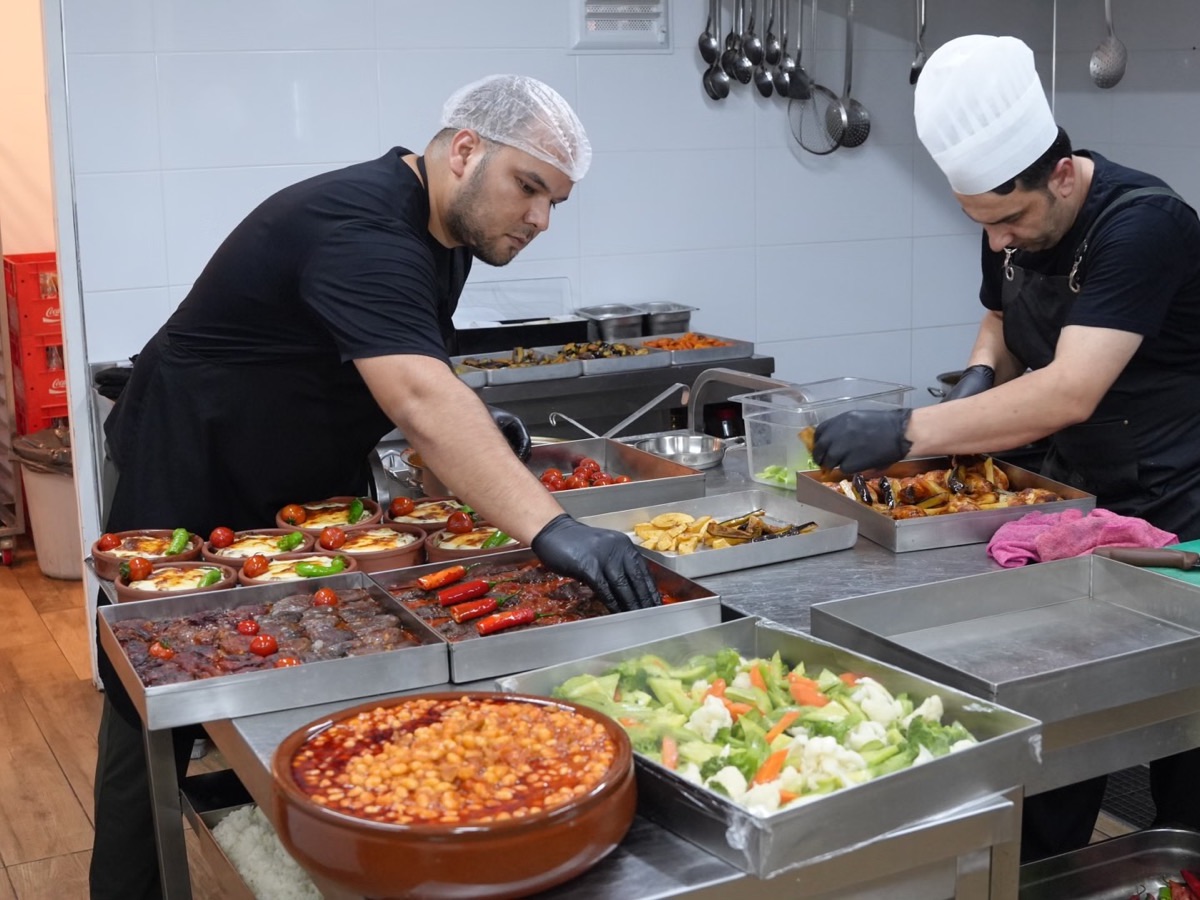 Büke mutfağında şefler servis tepsilerini hazırlıyor